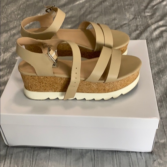 Sandals - Picture 2 of 4